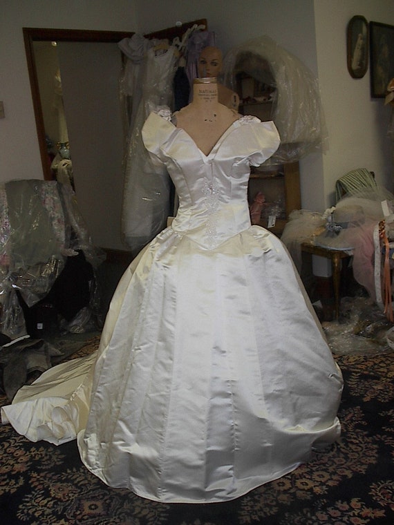 exquisite ivory satin brid gown size 7 - image 2