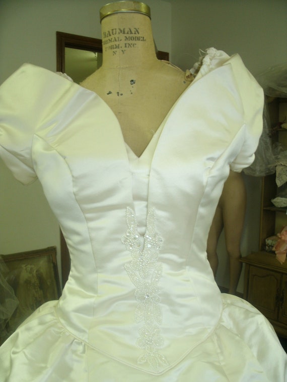 exquisite ivory satin brid gown size 7 - image 1