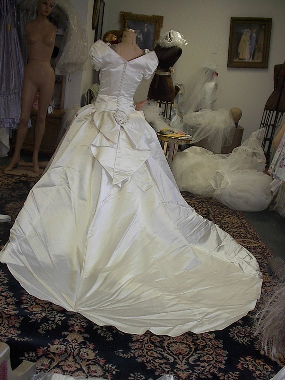 exquisite ivory satin brid gown size 7 - image 5