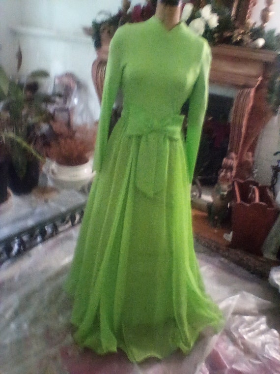 stunning vintage 1960-1970 lime green gown size 9