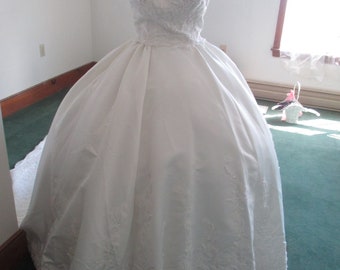 light ivory italian satin ballgown  bridal gown size 7