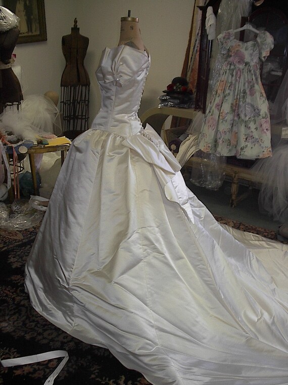 exquisite ivory satin brid gown size 7 - image 3