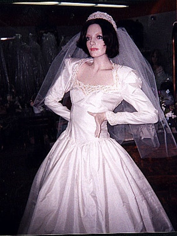 silk shantung tudor squareneck bridal gown size 7 - image 1