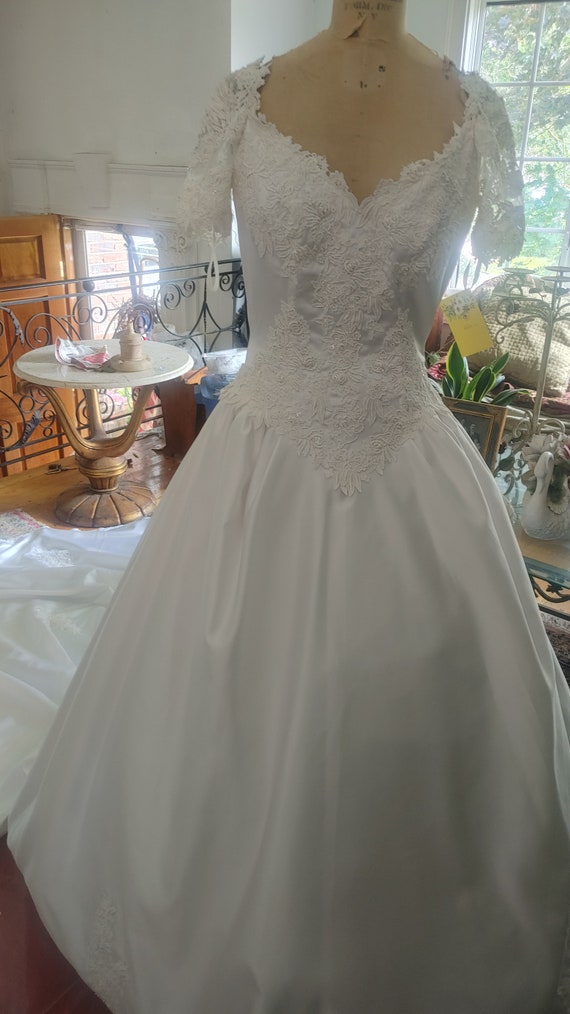 white satin and venetian lace bridalgown size 7 - image 5