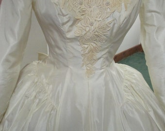 1950 ivory full ballgown open neck bridal gown size 5