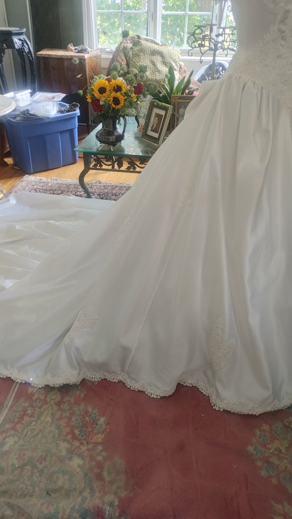 white satin and venetian lace bridalgown size 7 - image 4