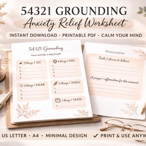 Puede incluir: Una hoja de trabajo de atención plena titulada "54321 Grounding Anxiety Relief Worksheet" con indicaciones para técnicas de conexión a tierra. La imagen presenta una taza de té, una vela y un bolígrafo. El texto incluye "Descarga instantánea", "PDF imprimible" y "Calma tu mente".