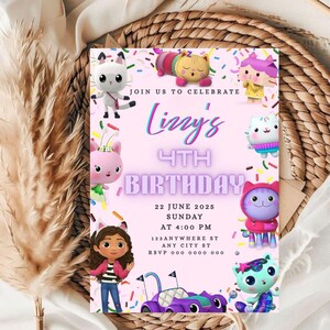 Op de afbeelding: Een roze verjaardagsuitnodiging met de tekst "Lizzy's 4e verjaardag". De uitnodiging bevat cartoon kattenfiguren en een paarse auto. De datum, tijd en locatie zijn ook opgenomen.