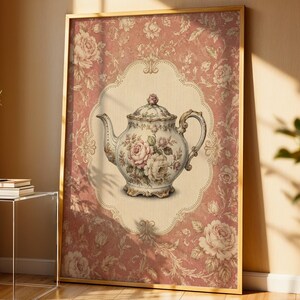 Può includere: Una stampa artistica da parete rettangolare incorniciata con un medaglione ovale centrale color crema contenente un'illustrazione dettagliata di una teiera floreale. Lo sfondo è rosa polvere con un motivo di rose e fogliame.