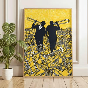 Puede incluir: Una impresión artística enmarcada con un fondo amarillo, que muestra una ilustración en blanco y negro. Dos figuras silueteadas con trajes tocan el trombón en medio de una colección de instrumentos de viento metal. La obra de arte se exhibe sobre un suelo de madera.