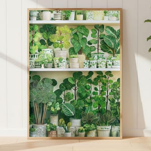 以下が含まれることがあります： 鉢植えの植物でいっぱいの棚の鮮やかなイラストが特徴の額入りプリント。 このアートワークは、装飾的な鉢植えのさまざまな緑の葉を示しており、豊かな植物をテーマにしています。 プリントは、木製の床のある明るい色の壁に表示されます。
