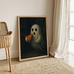Lámina artística de un fantasma comiendo pizza: decoración de pared de Halloween espeluznante y adorable. Pintura oscura y caprichosa para una cocina gótica o un hogar peculiar.