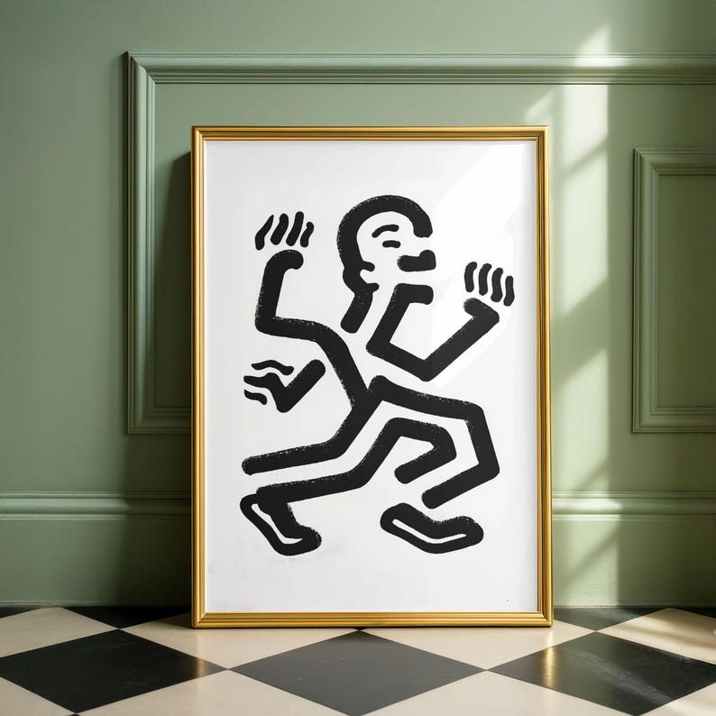 Puede incluir: L&aacute;mina de arte abstracto en blanco y negro en un marco dorado. La obra de arte presenta una figura estilizada con m&uacute;ltiples extremidades en una pose de carrera. La impresi&oacute;n se muestra contra una pared verde y un suelo a cuadros en blanco y negro.