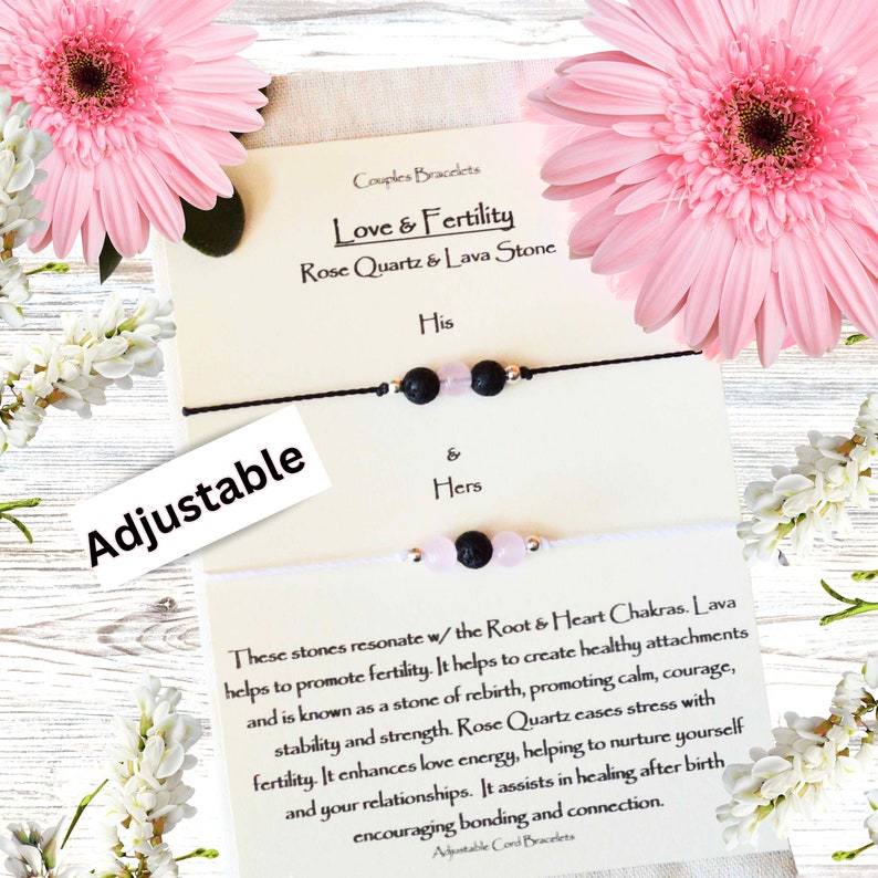 Pu&ograve; includere: Un set di due braccialetti regolabili per coppie con cordino nero e bianco. I braccialetti presentano perline di quarzo rosa e pietra lavica. La carta recita "Braccialetti di Coppia Amore e Fertilit&agrave; Quarzo Rosa e Pietra Lavica Lui e Lei".