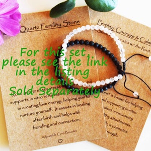 Pu&ograve; includere: Due braccialetti regolabili in corda con perline di lava nera e perline di quarzo bianco. I braccialetti sono su una carta marrone con testo che dice "Quartz Fertility Stone" e "Fertility, Courage & Calmness". Il testo sulla carta dice anche "Per questo set consulta il link nella descrizione dei dettagli Venduto separatamente".