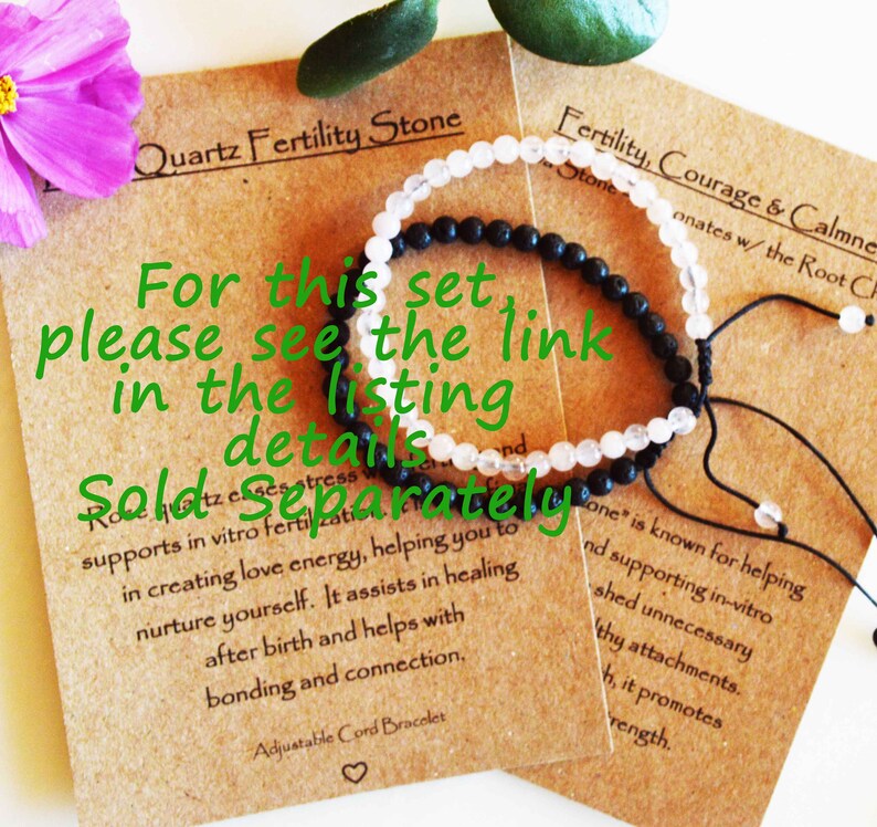 Pu&ograve; includere: Due braccialetti regolabili in corda con perline di lava nera e perline di quarzo bianco. I braccialetti sono su una carta marrone con testo che dice "Quartz Fertility Stone" e "Fertility, Courage & Calmness". Il testo sulla carta dice anche "Per questo set consulta il link nella descrizione dei dettagli Venduto separatamente".
