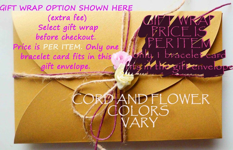 Pu&ograve; includere: Una busta dorata con un fiocco di spago marrone e un fiore rosa. Il testo sulla busta recita "Gift Wrap Option Shown Here (extra fee) Select gift wrap before checkout. Price is PER ITEM. Only one bracelet card fits in this gift envelope. Gift Wrap Price is Per Item Only 1 bracelet card fits in the gift envelope Cord and Flower Colors Vary".