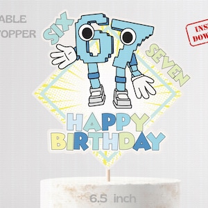 Könnte beinhalten: Ein druckbarer Tortenaufsatz mit den Wörtern "SIX SEVEN" und "HAPPY BIRTHDAY" in Blau und Gelb. Der Aufsatz zeigt die Zahlen 67 als Zeichentrickfiguren. Der Kuchen hat einen Durchmesser von 16,5 cm.