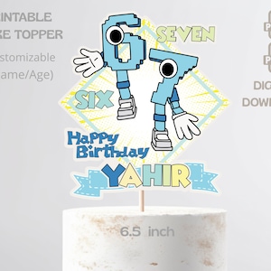Puede incluir: Un adorno para tarta imprimible con el texto "Happy Birthday Yahir". El adorno presenta los números seis y siete de estilo caricatura, con el texto "SIX" y "SEVEN". La tarta tiene 16,5 cm de diámetro.
