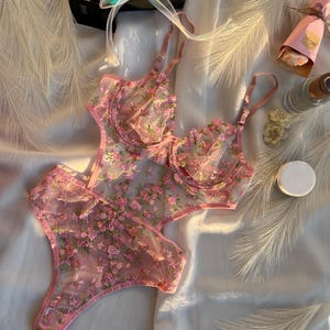 Kanten visnetbabysuit, elegante en verleidelijke pure babydoll, romantisch valentijnscadeau, lingerie in grote maten, geborduurde bloemen