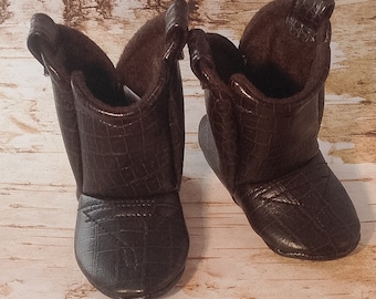 Botas de couro marrom escuro para bebês, estilo cowboy | Botas de cowboy | Botas de couro sintético | Tamanhos de recém-nascido até 24 meses