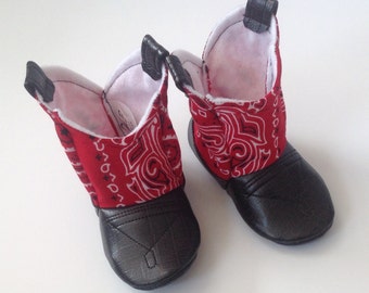 Botas de cowboy para bebê com estampa de bandana | Bandana vermelha | Bandana azul | Botas de cowgirl | Botas de couro sintético | Tamanho para recém-nascidos até 24 meses