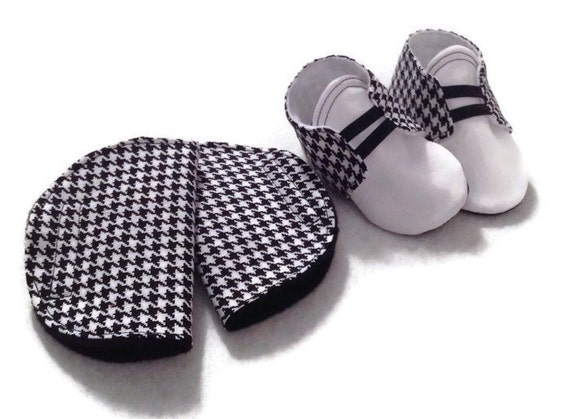 Zapatos de bebé negros y blancos y fundas de correa de asiento | Etsy México