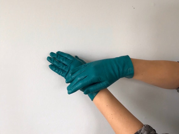 Vintage Emerald Perferated Leather Gloves, Sermone