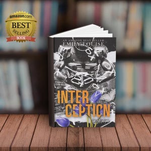 以下が含まれることがあります： エミリー・ルイーズ著の「Interception」というタイトルのハードカバー本。表紙には、アメフト選手がボールを持っている白黒画像があり、タイトルはオレンジと青で表示されています。この本はAmazonのベストセラーとして表示されています。