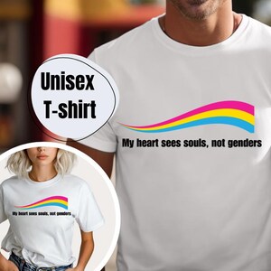 Könnte beinhalten: Weißes Unisex-T-Shirt mit einem farbenfrohen Wellendesign in Rosa, Gelb und Blau und dem Text "My heart sees souls, not genders". Ein lässiges Kleidungsstück.