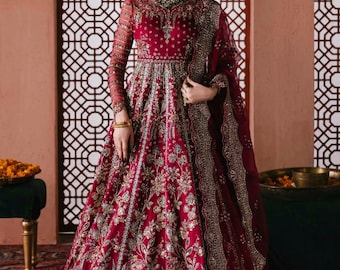 Handgemachtes gesticktes Organza pakistanisches Hochzeits-Kleid: Genähte Designer-Abnutzung