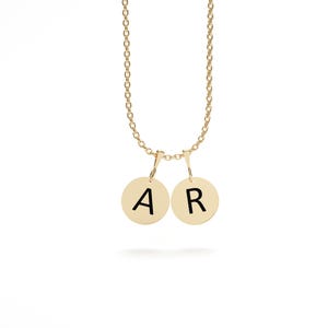 Juego de 2 collares con dijes iniciales, collar con letras pequeñas de oro de 14 quilates, collar minimalista para parejas, collar delicado para uso diario, regalo para novia