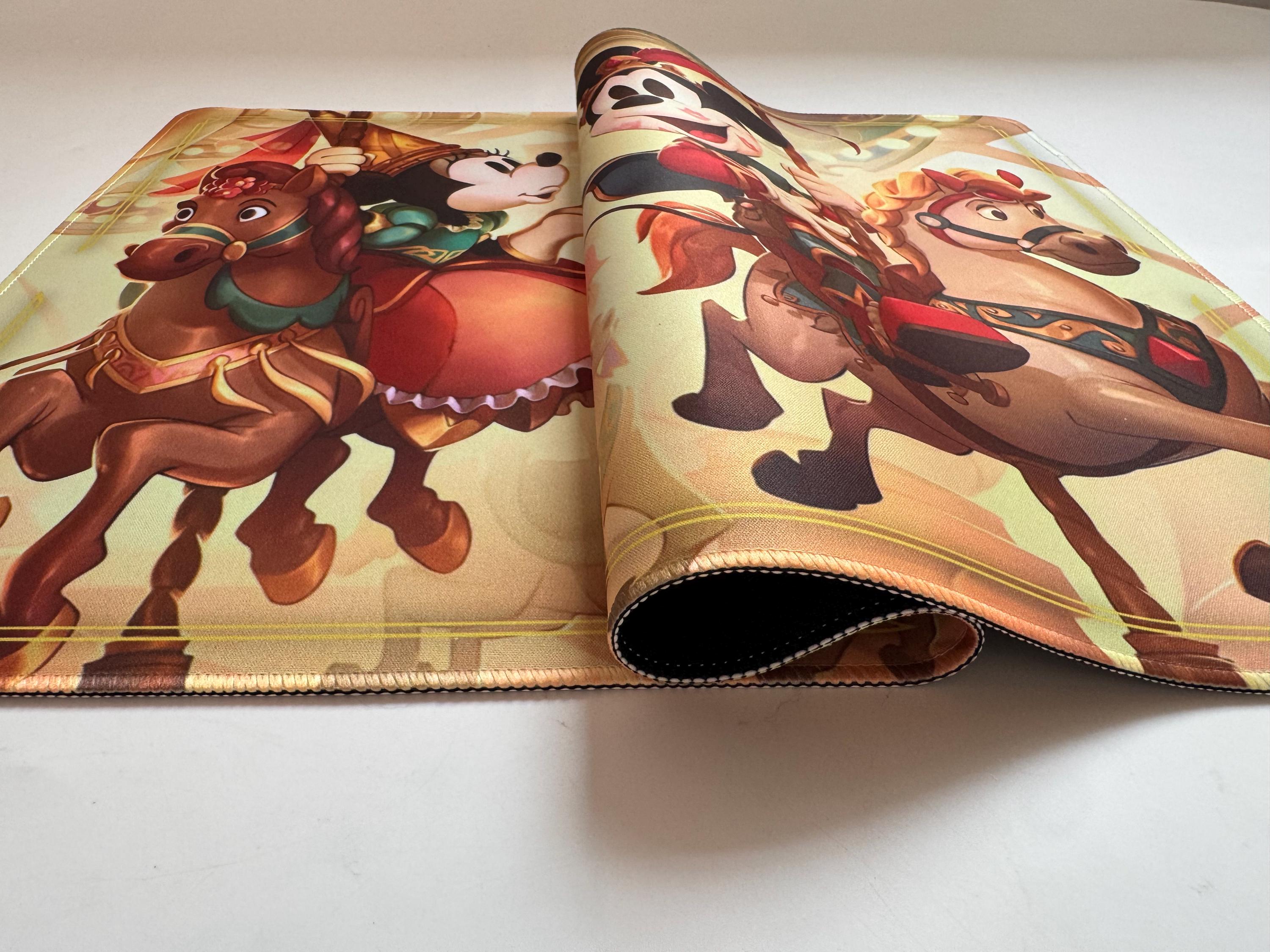 プレイマット Lorcana TCG - モンスターズ・インク - 24 x 14 po. (600