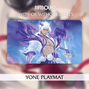 Può includere: Tappetino da gioco Yone rettangolare con un'illustrazione dettagliata di un personaggio con capelli bianchi, un abito bianco e blu e una spada. Il tappetino ha il testo "RIFTBOUND WITH OR WITHOUT ZONES" nella parte superiore.