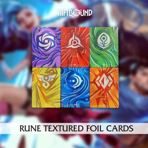 Può includere: Sei carte in lamina testurizzata con rune dai disegni colorati. Le carte presentano simboli in viola, rosso, verde, giallo, blu e arancione. Il testo "RUNE TEXTURED FOIL CARDS" è in basso nell'immagine.