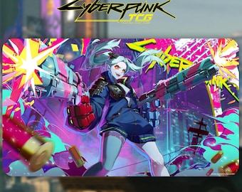 Peut inclure: Un tapis de jeu rectangulaire avec le logo Cyberpunk TCG en haut. L'illustration montre un personnage aux cheveux bleu clair tenant deux grandes armes à feu, entouré d'explosions rose et jaune vives, de douilles éparpillées et de bâtiments.