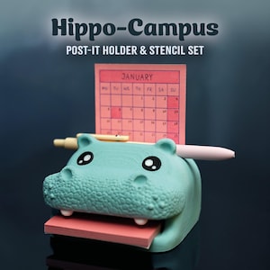 Puede incluir: Un juego de soporte para notas Post-it y plantilla con forma de hipopótamo turquesa. El hipopótamo tiene grandes ojos negros y sostiene una pila de notas Post-it rosas. También se incluye un bolígrafo rosa y un pequeño calendario. El texto "Hippo-Campus POST-IT HOLDER & STENCIL SET" está en la parte superior.