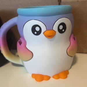 Portavasos de helado Pebbles the Penguin: degradado de arcoíris, colorido, de 16 oz. Regalo para amantes del helado y los animales.