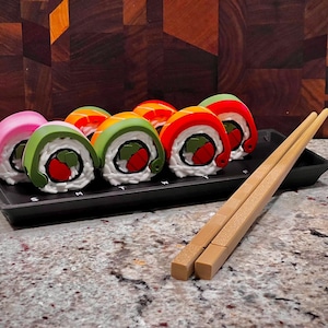 Sushi Ergänzungs Etui - Wöchentlicher Pillenorganizer & Schlüsselanhänger im Set | Regenbogen Roll Design mit Tablett und Stäbchen
