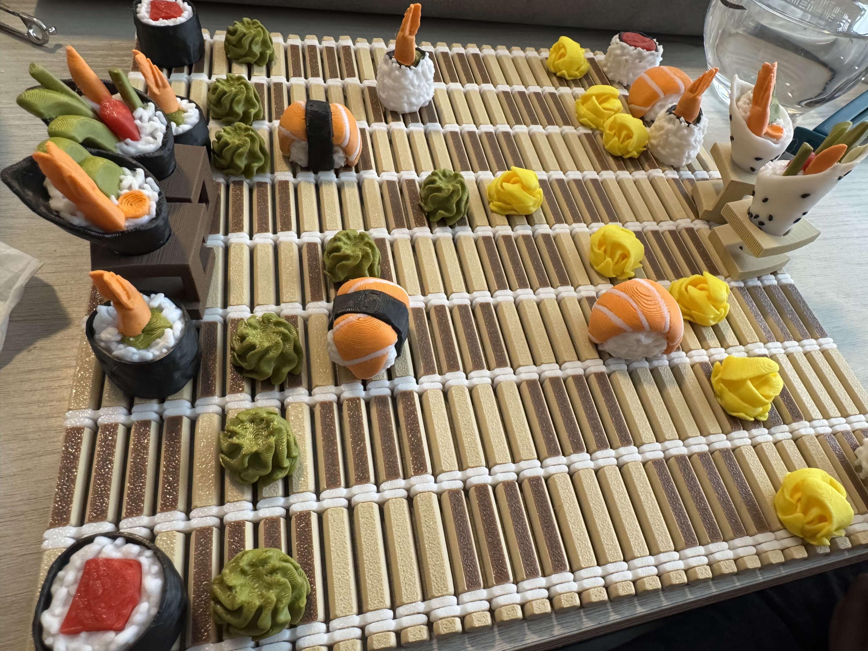寿司チェスセット – 寿司をテーマにしたチェスの駒、弁当箱ケース、竹