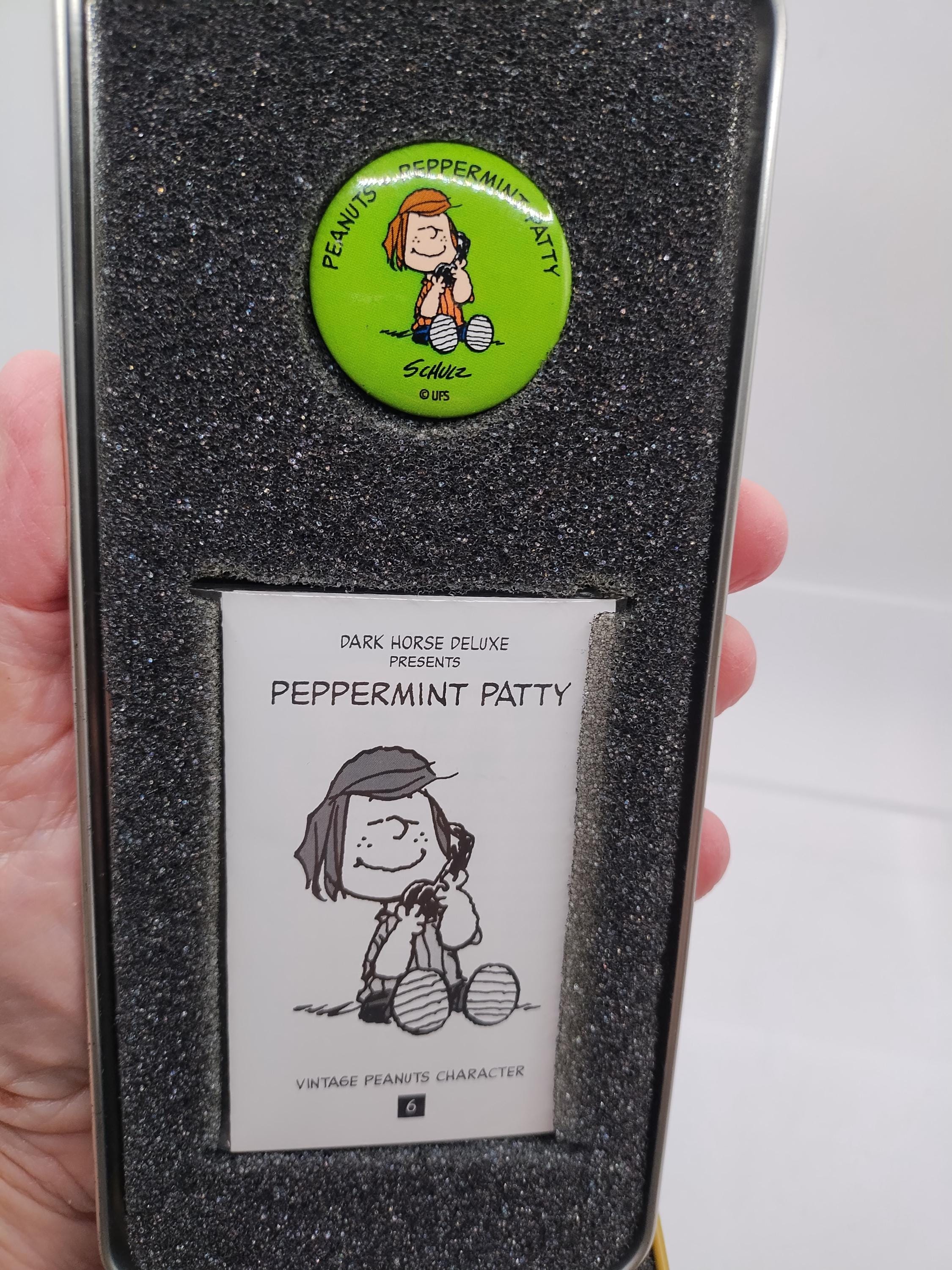 a*a様 ペパーミントパティDarkHorseダークホース PEANUTSピーナ Dark Horse Deluxe Presents Peanuts Peppermint Patty in Tin