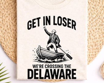 Camiseta con frase "Get in Loser", camiseta humorística "Cruzando Delaware", gráfico de meme histórico, ropa con chistes de la era revolucionaria, diseño histórico sarcástico.