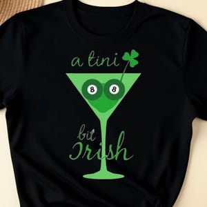 En liten bit irländsk t-shirt, rolig lycklig irländsk tjejt-shirt, stökig knut för St. Patrick's Day, söt outfit för irländsk cocktailälskare, lyckosamrök för kvinnor