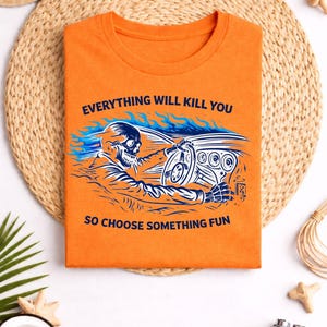 Todo te matará, así que elige algo divertido, camiseta divertida de esqueleto de conductor, camiseta de humor negro con cita, camiseta gráfica vintage de hot rod, camiseta de motociclista imagen 7