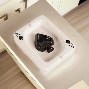 Cenicero de cartas de póquer / Cenicero de cerámica / Decoración de escritorio de lujo / Bandeja decorativa elegante / Accesorios para el hogar y la vida / Regalo único con temática de póquer