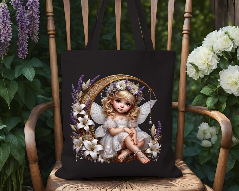 K&ouml;nnte beinhalten: Schwarze Tragetasche mit einer Illustration einer Fee. Die Fee mit blonden Haaren und wei&szlig;en Fl&uuml;geln sitzt in einem goldenen Halbmond, der mit wei&szlig;en Lilien und lila Lavendel geschm&uuml;ckt ist. Die Tasche hat schwarze Griffe.