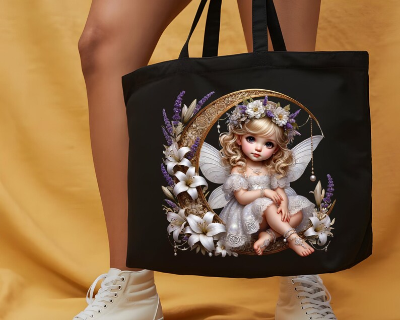 K&ouml;nnte beinhalten: Schwarze Tragetasche mit einer Fee-Illustration. Die Fee hat blondes Haar, wei&szlig;e Fl&uuml;gel und ein wei&szlig;es Kleid und sitzt auf einem Halbmond, umgeben von wei&szlig;en Lilien und lila Lavendel. Die Tasche hat schwarze Griffe.
