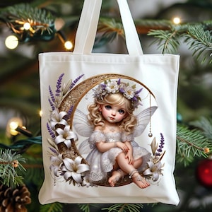 K&ouml;nnte beinhalten: Wei&szlig;er Stoffbeutel mit einer detaillierten Illustration einer Fee mit blonden Haaren, Fl&uuml;geln und einem Blumenkranz, die auf einem Halbmond sitzt. Das Design umfasst wei&szlig;e Lilien, Lavendelzweige und einen goldenen Rahmen. Die Tasche hat wei&szlig;e Griffe.