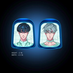Puede incluir: Dos pegatinas de personajes de estilo anime. Cada pegatina presenta un personaje masculino con un peinado y una expresi&oacute;n &uacute;nicos, sobre un fondo de cuadr&iacute;cula dentro de un marco azul. La altura es de aproximadamente 5 cm y el ancho es de aproximadamente 3,8 cm.