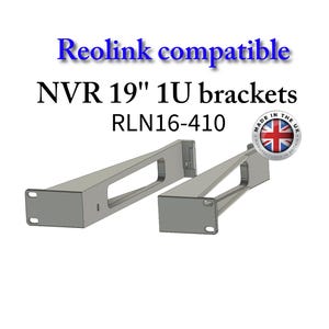 Puede incluir: Dos soportes de montaje en rack de 19 pulgadas 1U de color plateado para sistemas NVR. Los soportes están etiquetados como "Reolink compatible" y "RLN16-410". También es visible un pequeño emblema circular con la bandera de la Union Jack.